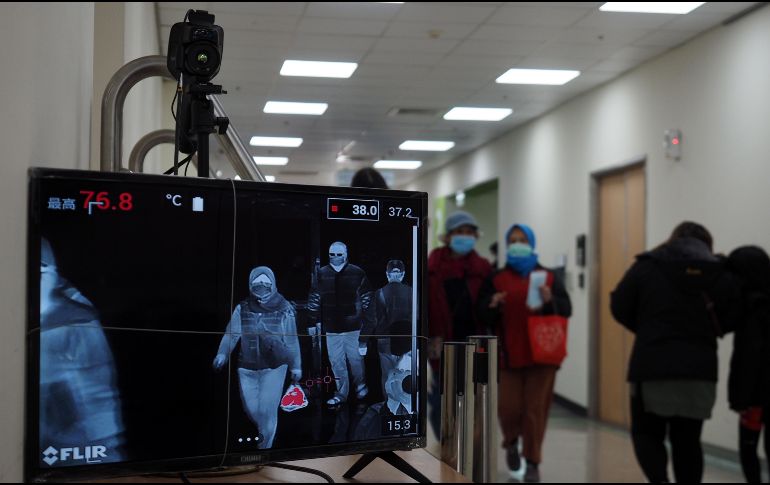 Una cámara térmica monitorea a las personas en un hospital de Taipéi. EFE/D. Chang