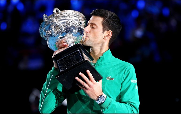 Con su título Djokovic se convierte en el primer jugador de la era moderna (desde 1969) en ganar torneos de Grand Slam en tres decenios diferentes. EFE / R. Prezioso