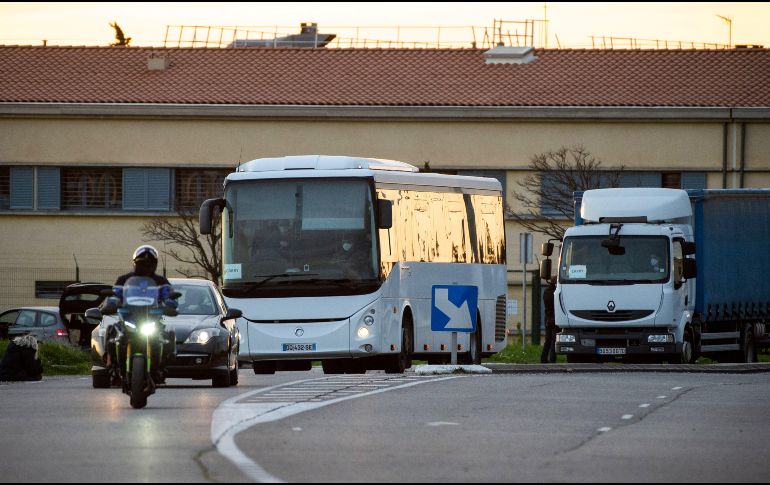 Un autobús traslada a pasajeros franceses luego de llegar a Istres. AFP/C. Mahoudeau