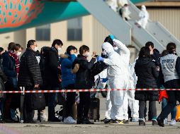 Los pasajeros evacuados de Wuhan por el gobierno francés son revisados al desembarcar en la base aérea Istres-Le Tube, Francia. EFE/EPA/Minisferio de Defensa francés
