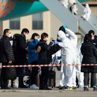 Llegan a Francia 10 mexicanos procedentes de China