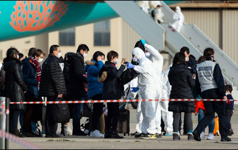 Los pasajeros evacuados de Wuhan por el gobierno francés son revisados al desembarcar en la base aérea Istres-Le Tube, Francia. EFE/EPA/Minisferio de Defensa francés