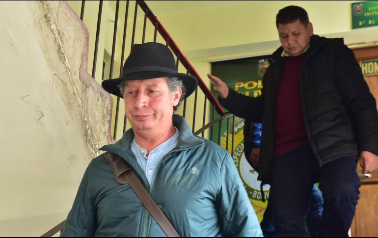 El exministro boliviano César Navarro (i) tras ser liberado ayer de una comisaría en La Paz, Bolivia. EFE/ARCHIVO