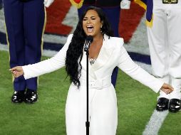 Demi Lovato vistió un traje de color blanco para entonar el himno nacional de EU. AFP / Elsa