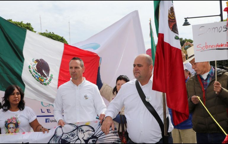 Bryan (i), y Julian (d) LeBarón marchan este domingo en León, Guanajuato. EFE/E. Ortega