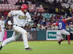 Clave. Sebastián Elizalde conectó el cuadrangular con el que la novena mexicana se despejó en el encuentro en el que venció al equipo anfitrión. AFP• R. Arduengo