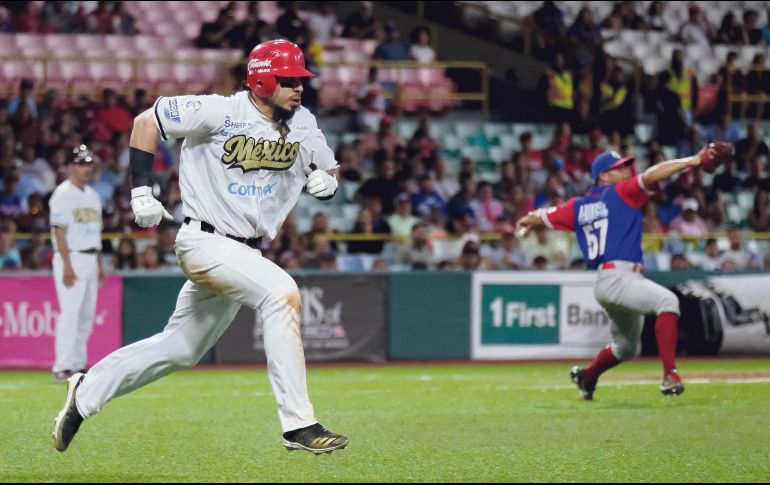 Clave. Sebastián Elizalde conectó el cuadrangular con el que la novena mexicana se despejó en el encuentro en el que venció al equipo anfitrión. AFP• R. Arduengo