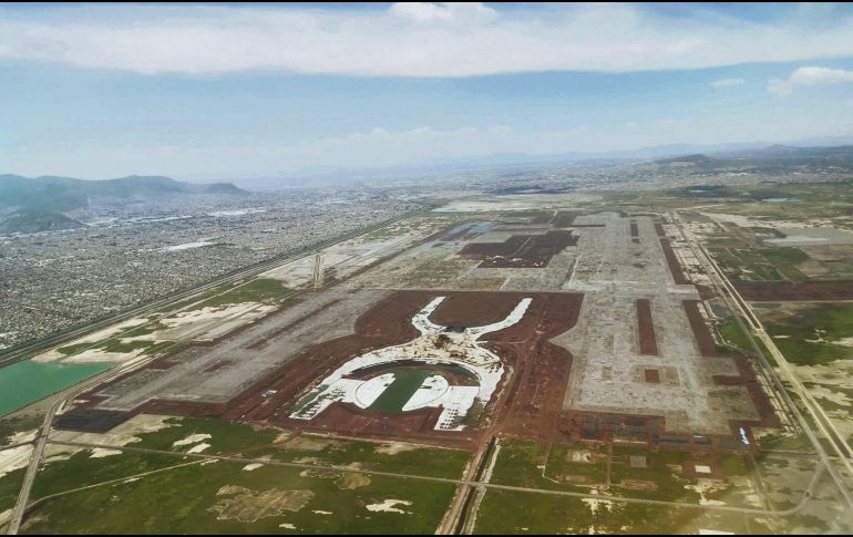 Políticas perjudiciales. Aseguran que la cancelación del Aeropuerto de Texcoco (en imagen) o la estrategia para combatir el huachicoleo dañaron la economía nacional. NTX