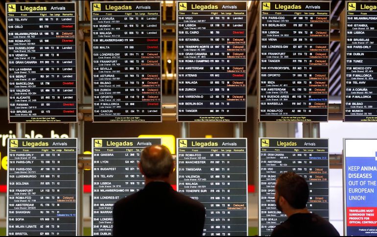 Los paneles de información del aeropuerto Adolfo Suárez Madrid-Barajas muestran vuelos retrasados o desviados tras el cierre del espacio aéreo. AP/P. White