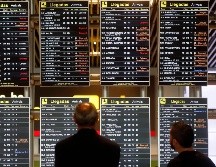 Los paneles de información del aeropuerto Adolfo Suárez Madrid-Barajas muestran vuelos retrasados o desviados tras el cierre del espacio aéreo. AP/P. White