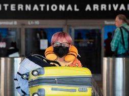 Un pasajero en el aeropuerto de Los Ángeles, California. Desde ayer, Estados Unidos prohíbe temporalmente la entrada a extranjeros que considere que representan un riesgo de contagio del coronavirus. AFP/ARCHIVO