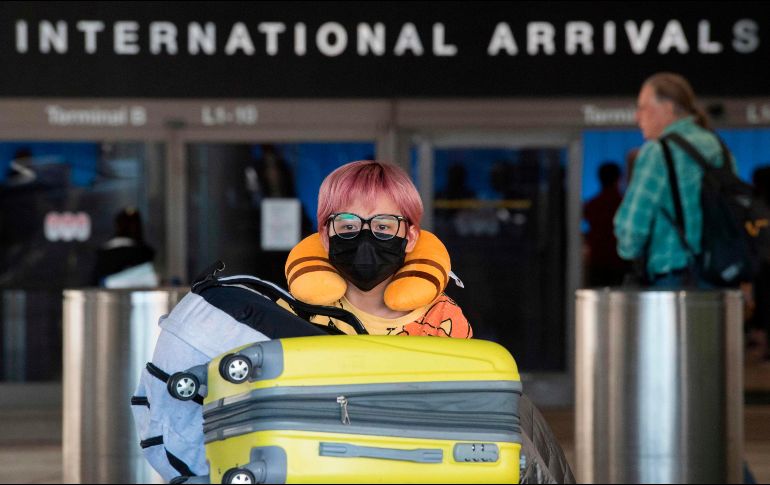 Un pasajero en el aeropuerto de Los Ángeles, California. Desde ayer, Estados Unidos prohíbe temporalmente la entrada a extranjeros que considere que representan un riesgo de contagio del coronavirus. AFP/ARCHIVO