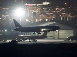 El avión de Air Canadá en el momento de su aterrizaje en el aeropuerto madrileño. EFE/ Mariscal