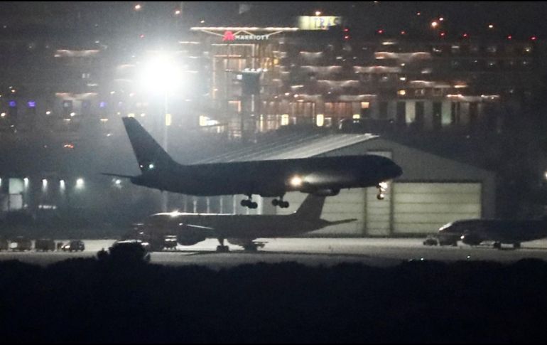 El avión de Air Canadá en el momento de su aterrizaje en el aeropuerto madrileño. EFE/ Mariscal