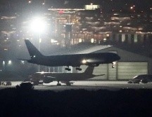 El avión de Air Canadá en el momento de su aterrizaje en el aeropuerto madrileño. EFE/ Mariscal