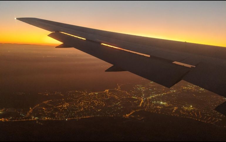 Durante las horas de preparación para el aterrizaje de emergencia, el usuario compartió en la red sociales imágenes del cielo de Madrid. TIWTTER / @thelastfedor