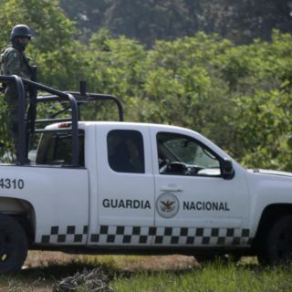 Agreden con huevos a elementos de la Guardia Nacional en Michoacán