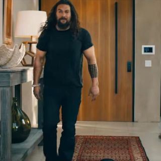 Jason Momoa "se desnuda" en comercial del Super Bowl
