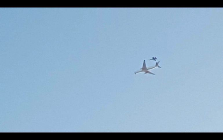 Previo al aterrizaje de emergencia, el avión fue revisado en el aire por un caza F-18. EFE / Ministerio de Defensa
