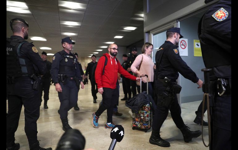 Al volver al aeropuerto de Madrid-Barajas, los pasajeros lucieron felices y relajados. EFE / R. Jiménez