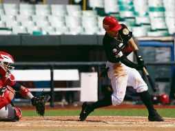 Prueba superada. Rico Noel, de la novena mexicana, conecta la bola durante un turno al bate en el juego de ayer ante los panameños. EFE