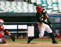 Prueba superada. Rico Noel, de la novena mexicana, conecta la bola durante un turno al bate en el juego de ayer ante los panameños. EFE