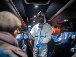 Las autoridades han restringido viajes y revisan a todos los habitantes. AP/A. Rataj