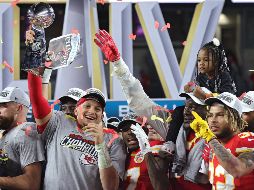 Los Chiefs, guiados por Patrick Mahomes superaron en el último periodo un déficit de 10 puntos para vencer a los 49ers. AFP / ARCHIVO