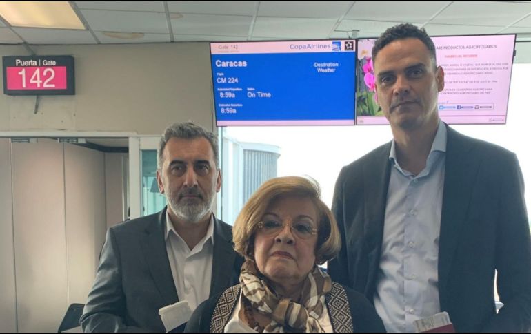 La comitiva de la CIDH integrada por su presidenta, Esmeralda Arosemena (c); el secretario ejecutivo, Paulo Abrão (d), y el relator especial para la Libertad de Expresión, Edison Lanza (i), este martes en el aeropuerto de Ciudad de Panamá. EFE/ CIDH