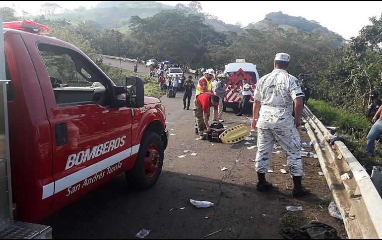 Elementos federales, estatales y municipales acudieron a la zona para hacerse cargo del servicio. EFE/Protección Civil