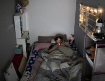 Oh Kee-cheol vive en un semisótano mientras ahorra para comprar su casa propia.