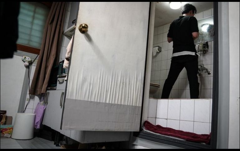 Oh Kee-cheol no puede estar completamente erguido en su baño.