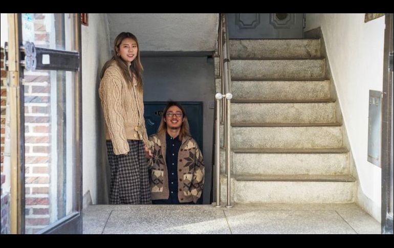 A Park Young-jun (a la derecha), le atrajo el espacio y el bajo precio de su banjiha.