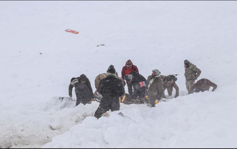 Personal de seguridad y habitantes cargan a una víctima de la avalancha. AFP/DHA