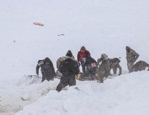 Personal de seguridad y habitantes cargan a una víctima de la avalancha cerca de Bahcesaray. AFP/DHA