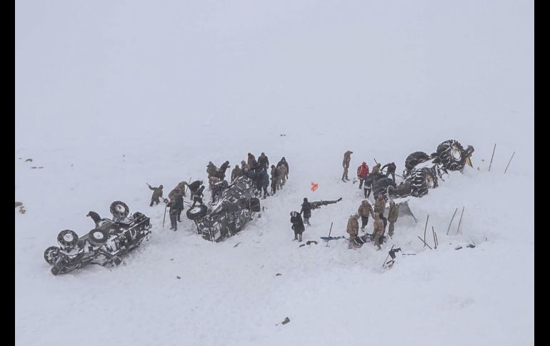 Rescatistas escarban entre la nieve luego de la segunda avalancha cerca de Bahcesaray. AFP/DHA