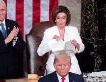 Nancy Pelosi rompió una copia del discurso del presidente Donald Trump (adelante), al final de la intervención del mandatario, en Washington. EFE/M. Reynolds
