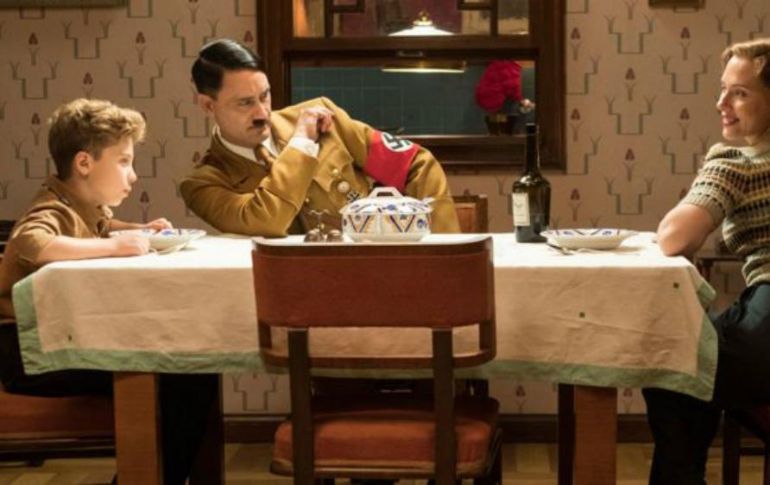 Roman Griffin Davis, Taika Waititi y Scarlett Johansson protagonizan la película que satiriza a Hitler 20TH CENTURY FOX