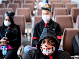 Personas usan cubrebocas en una terminal de cruceros en Hong Kong. El brote de coronavirus ha dejado a 24 mil 363 personas contagiadas. AFP/P. Fong
