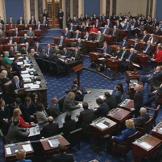 El Senado de EU absuelve a Trump de abuso de poder