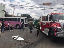 Los camiones involucrados fueron una unidad de la ruta 182-A y una de la ruta 52-B. ESPECIAL / Bomberos de Guadalajara