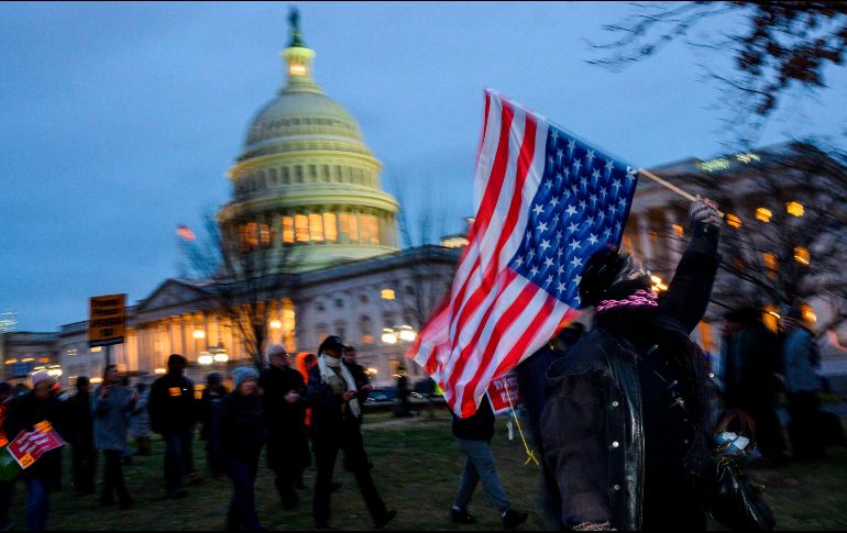 Un manifestante ondea una bandera de Estados Unidos en las proximidades del Capitolio. AFP/A. Caballero