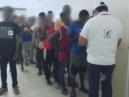 Funcionarios realizan entrevistas y revisan las condiciones de alojamiento de los migrantes. TWITTER/@INAMI_mx