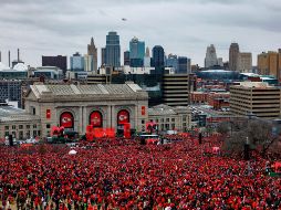 Cientos de miles de seguidores de los Chiefs de Kansas City celebraron el triunfo de su equipo en el Super Bowl, tras 50 años sin conseguir el título. TWITTER / @Chiefs