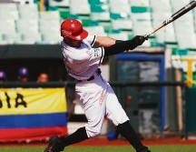Dominantes. Rico Noel no puede conectar la bola durante un turno al bate en el juego de ayer. EFE