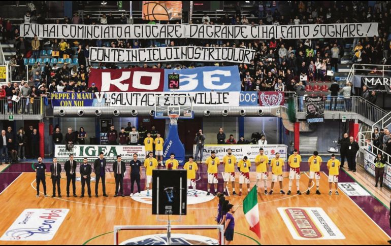 Ceremonia. Jugadores del Rieti portaron playeras con los colores de los Lakers. EFE