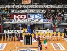 Ceremonia. Jugadores del Rieti portaron playeras con los colores de los Lakers. EFE