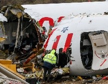 Personal de la aerolínea Pegasus trabaja hoy en los escombros del avión accidentado en el aeropuerto Sabiha Gokcen en Estambul. AP/E. Gurel
