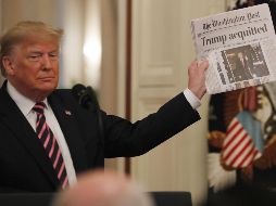 Trump levanta la portada de un diario estadounidense sobre su absolución en un gesto triunfal. EFE/E. Lesser