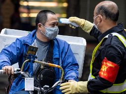 Dentro de los datos que se han detectado, están la transmisión de persona a persona, que hay mayor riesgo de contagio entre las personas mayores y aquellos con afecciones de salud subyacentes. EFE / EPA / A. Plavevski